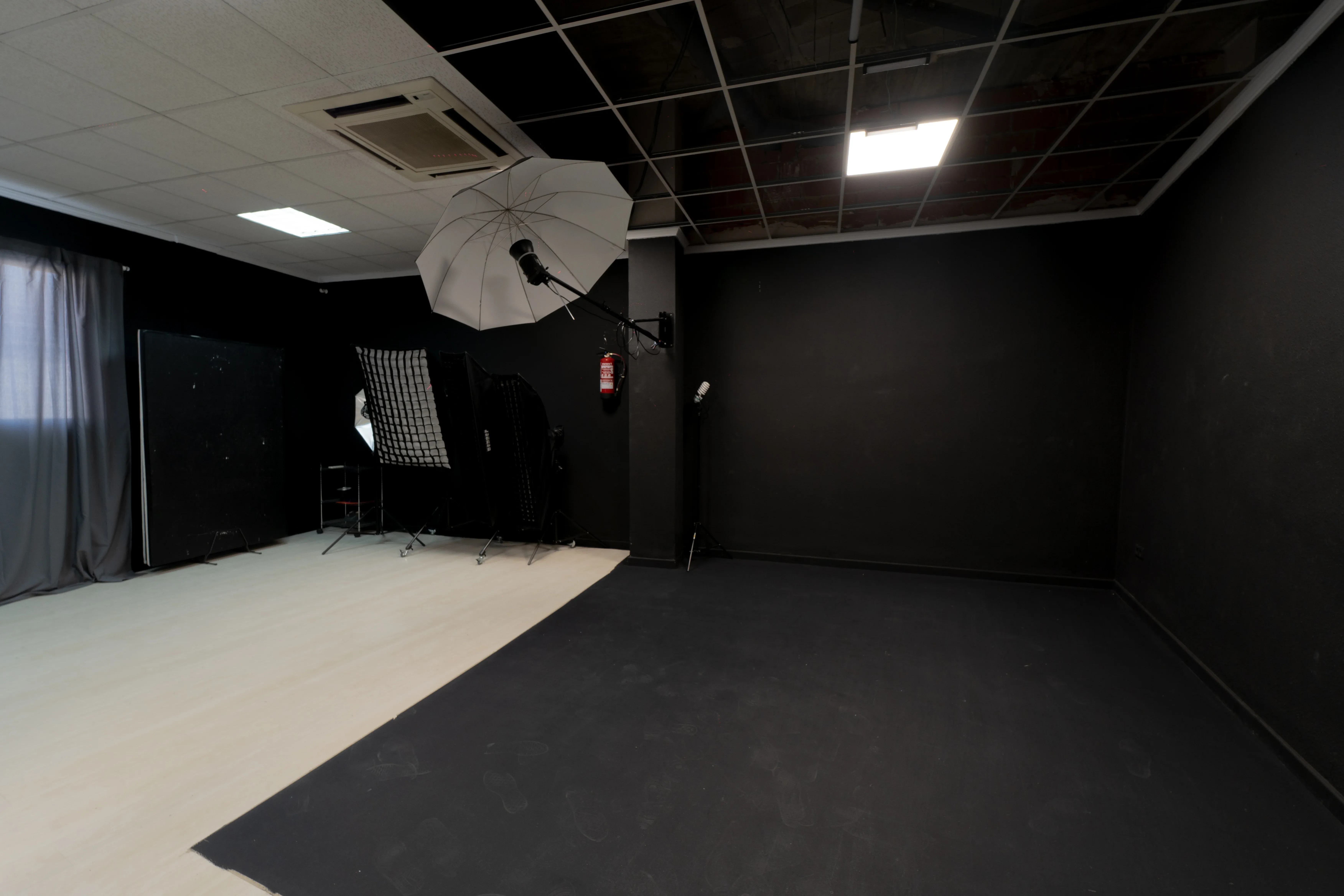 LVSN Studio Ciclorama Negro — Vista amplia alternativa